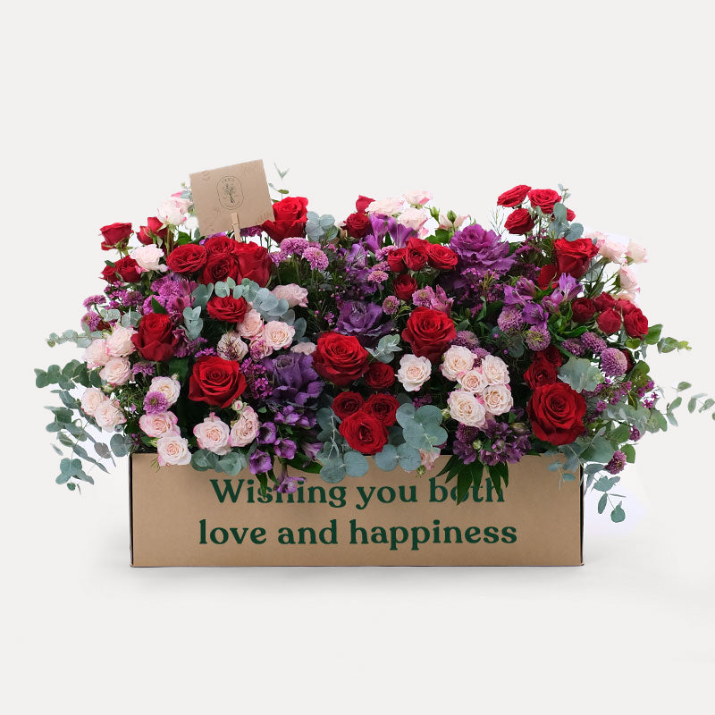   Fresh Flowers elegantly nestled in our celebrated Garden Box. Each petal exudes vibrancy, harmonizing with the natural charm of the arrangement. An ideal gift to honor special moments and adorn spaces with botanical elegance. Transform your surroundings with the beauty of our handcrafted blooms.  