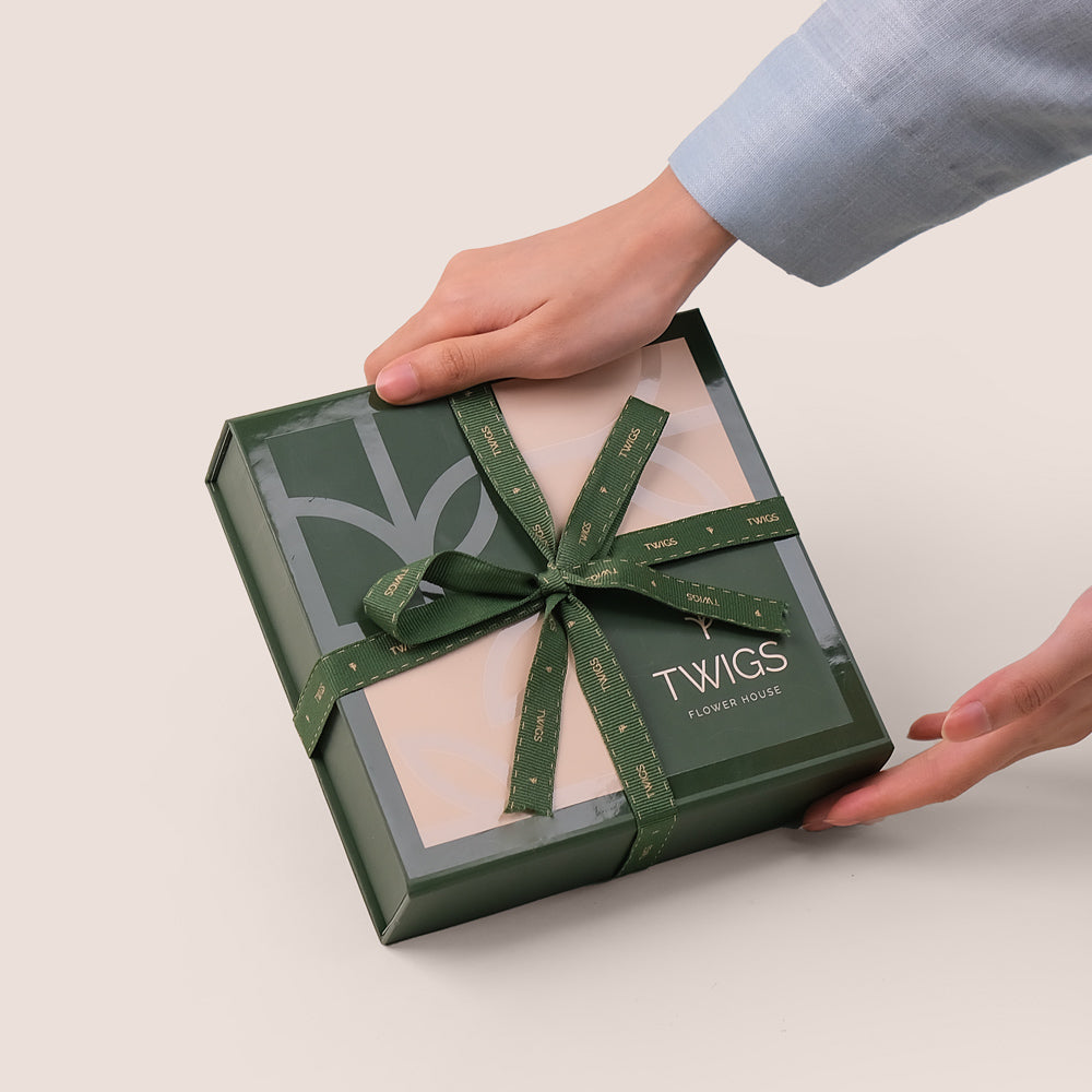 Pure Elegance Bundle - Lisianthus White Flowers & Chocolates with Balloons | Elegant Gift Dubai & UAE