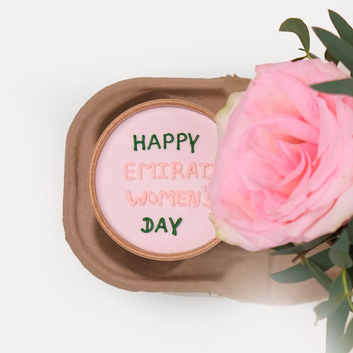 EMIRATI WOMEN'S DAY CHOCOLATE CUP CAKE  WITH  SPECIAL PINK ROSE FLOWER ARRANGEMENT