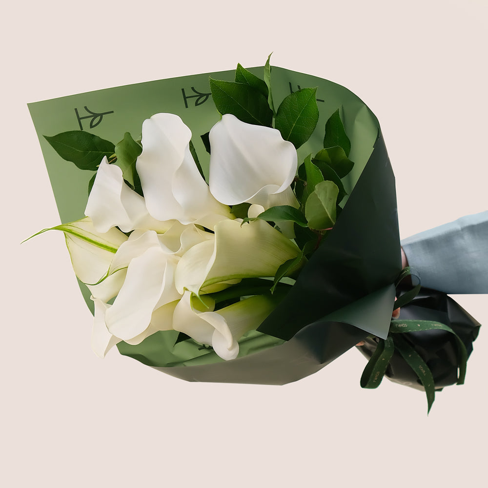 Calla Lily Elegance Cone – Modern & Luxurious Floral Gift