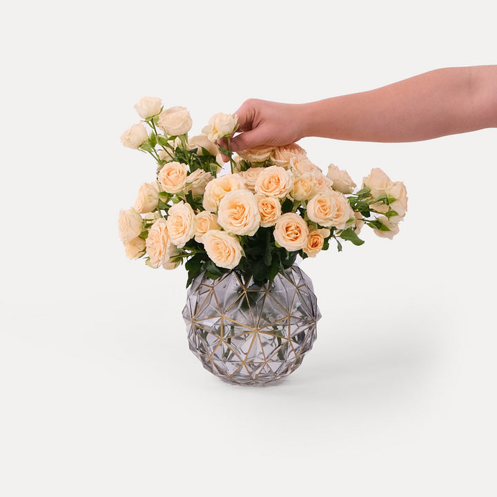 Salinero White Roses in Glass Vase