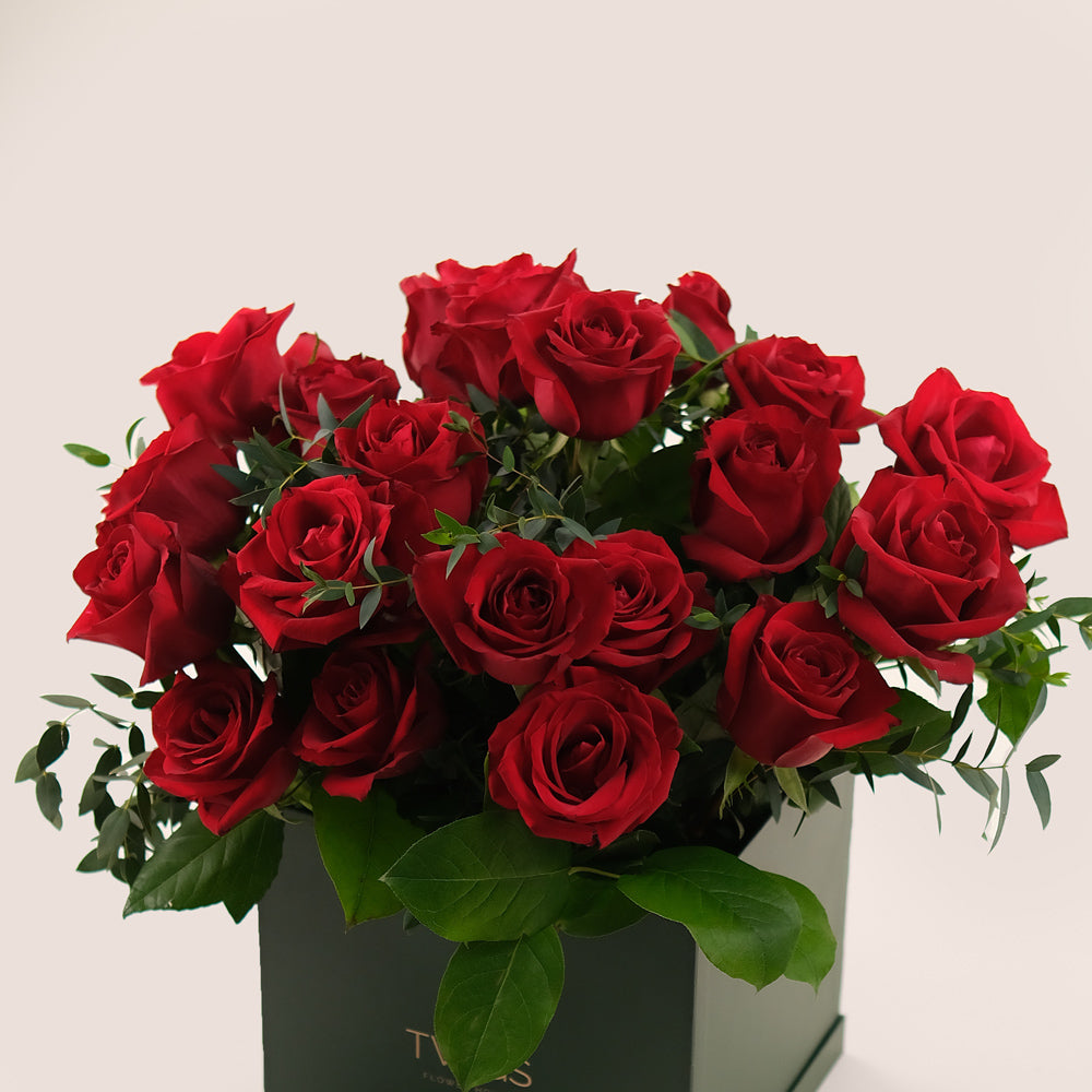 Very Red Flowers & Balloons Bundle – Elegant Celebration Gift– A Luxurious Gift for Special Occasions