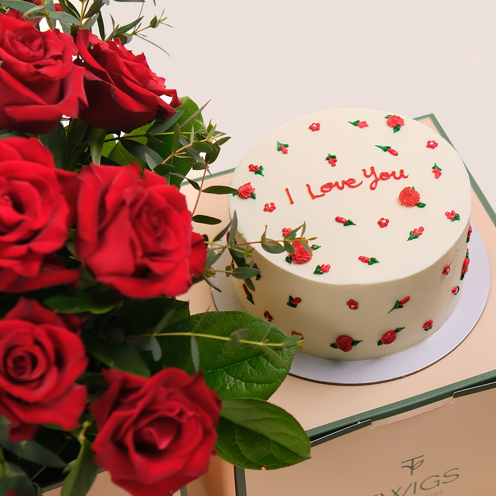 سحر عيد الحب – ورود حمراء وكيك أحبك