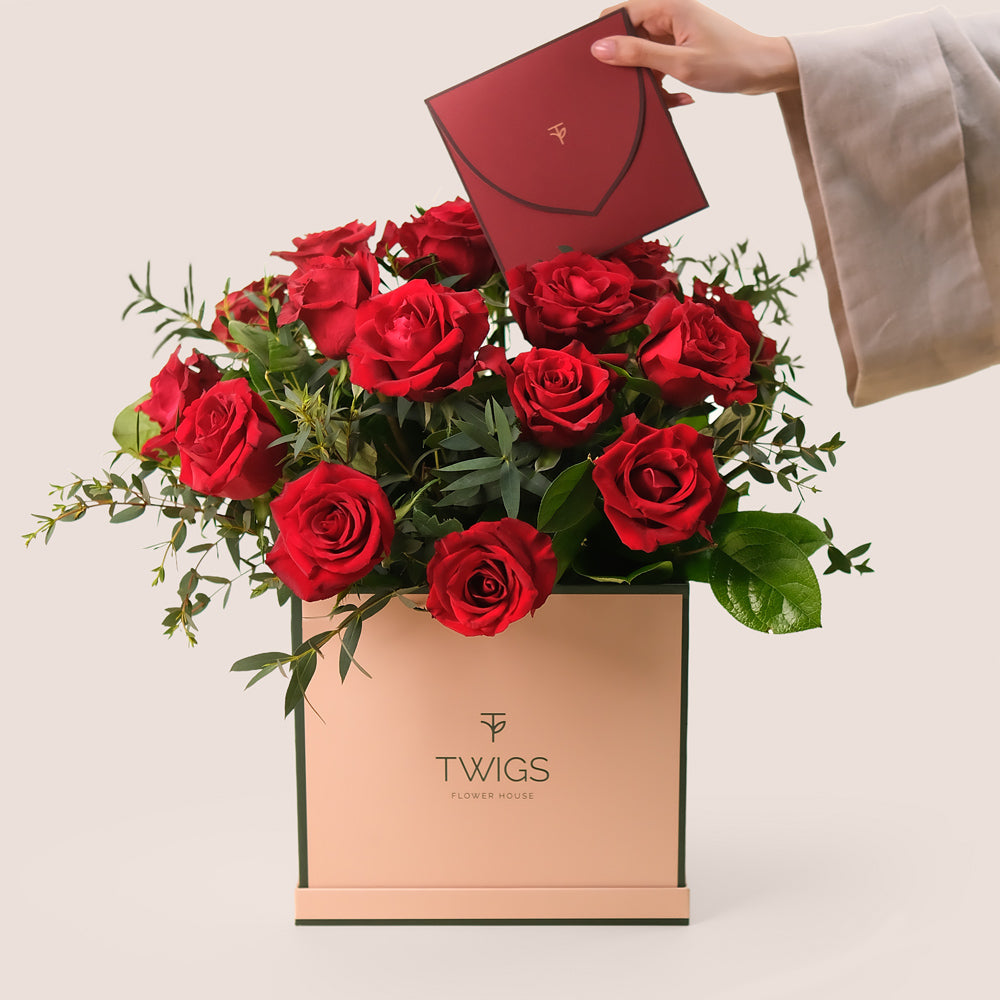 سحر عيد الحب – ورود حمراء وكيك أحبك