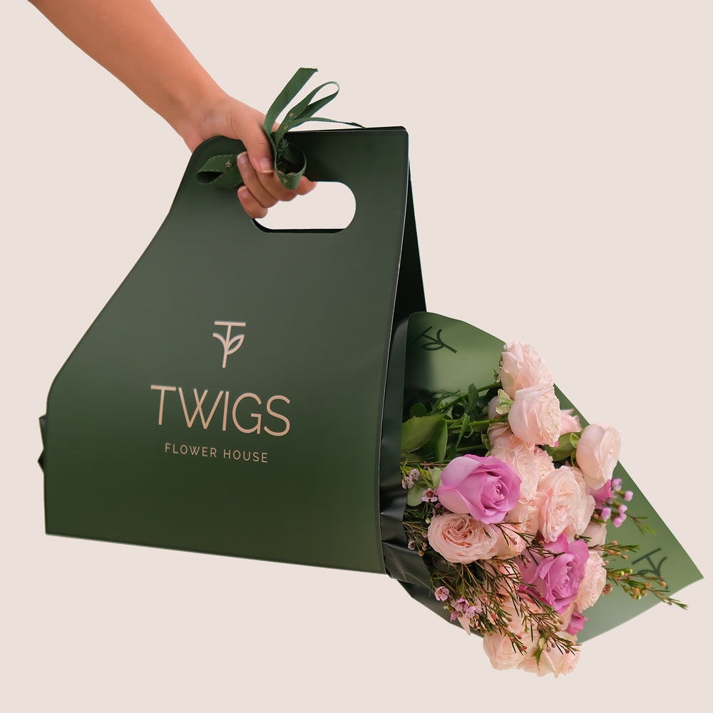 Emirati Women’s Day Hand Bouquet | بنت الإمارات Sleeve with Themed Keychain charm