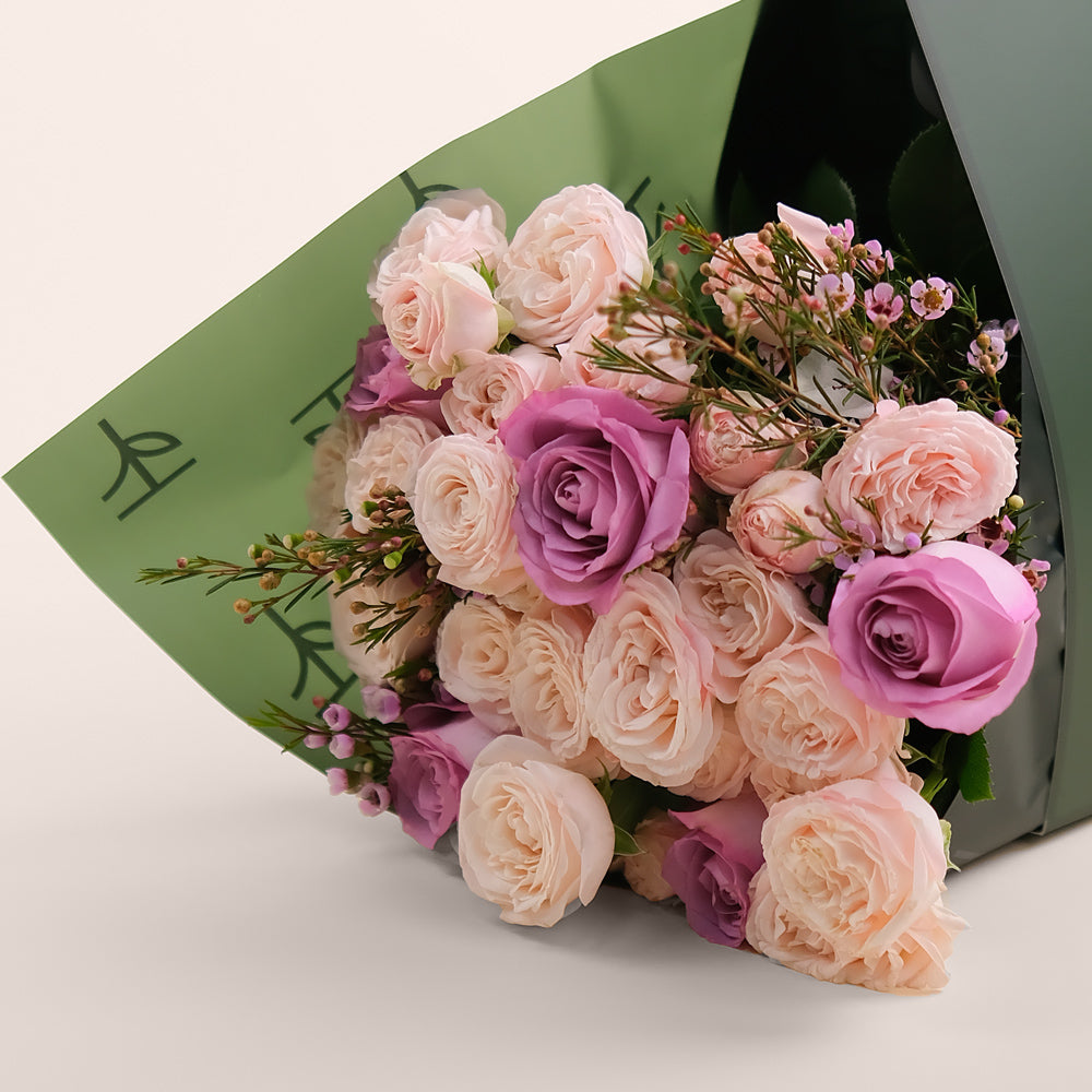 Emirati Women’s Day Hand Bouquet | بنت الإمارات Sleeve with Themed Keychain charm