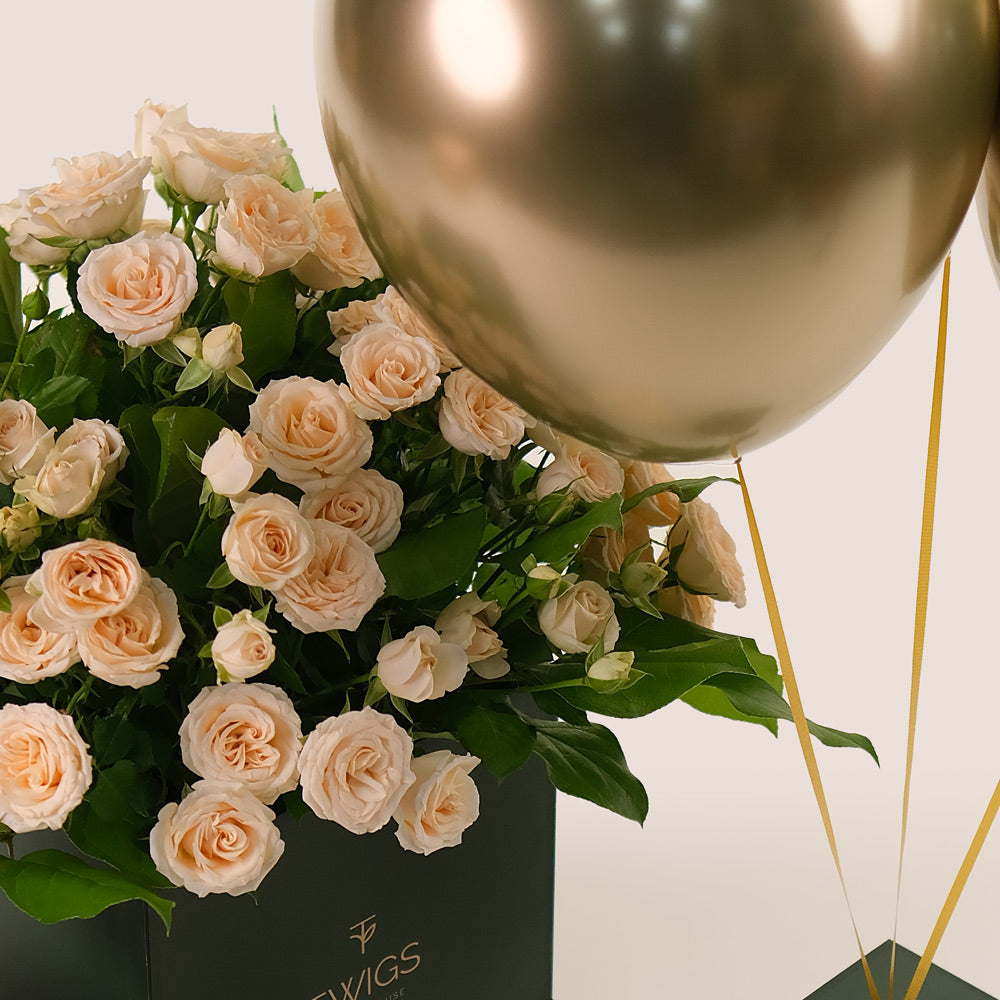 Golden Elegance Flower Box – Cream Roses & Chrome Balloons Bundle – A Luxurious Gift of Sophistication and Celebration