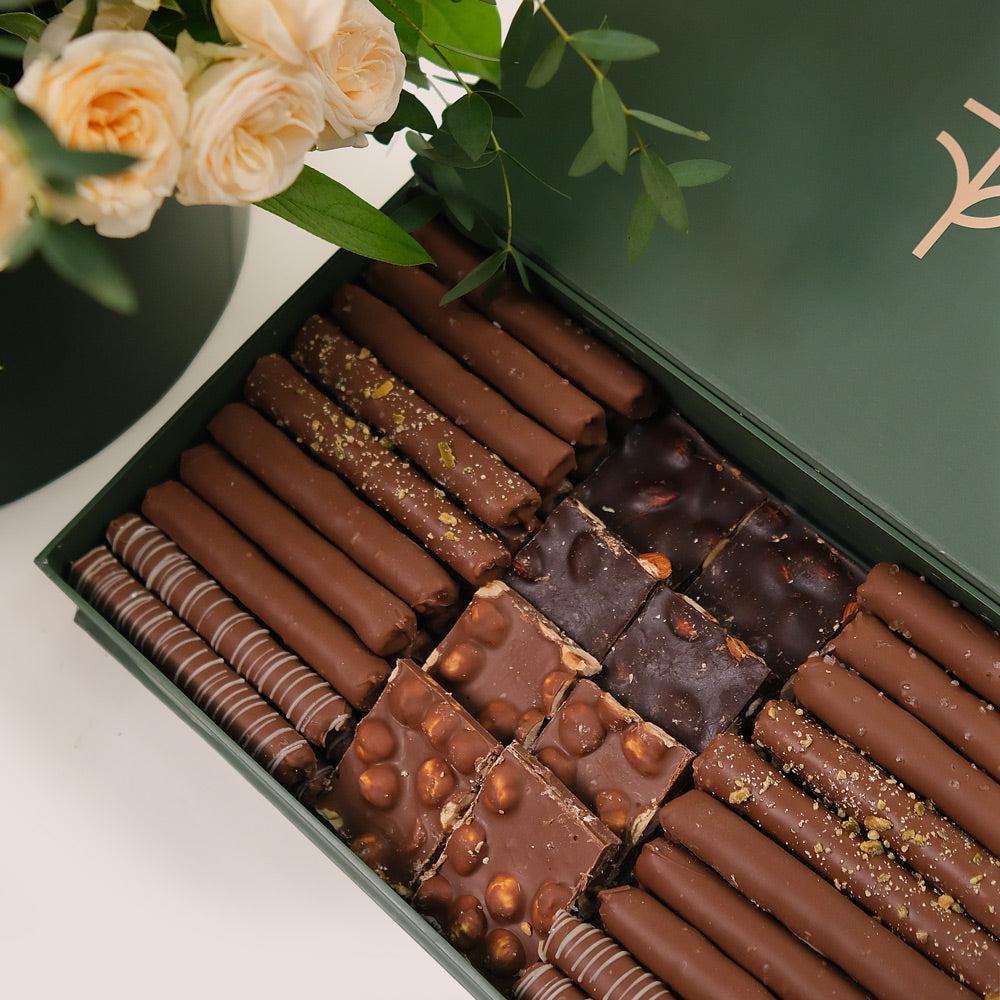 Cream Salinero Roses in a Flower Grande Round Box & Artisanal Chocolate Bundle – A Luxurious Gift of Beauty and Sweetness