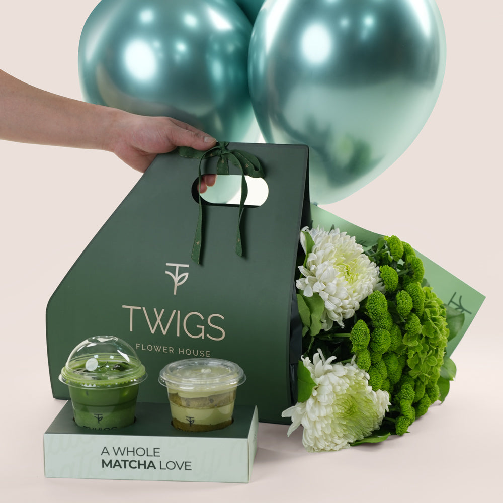 Matcha with flowers and matcha cake 