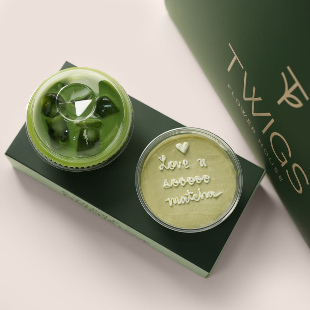 Matcha with flowers and matcha cake 