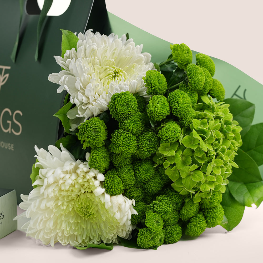 Matcha with flowers and matcha cake 