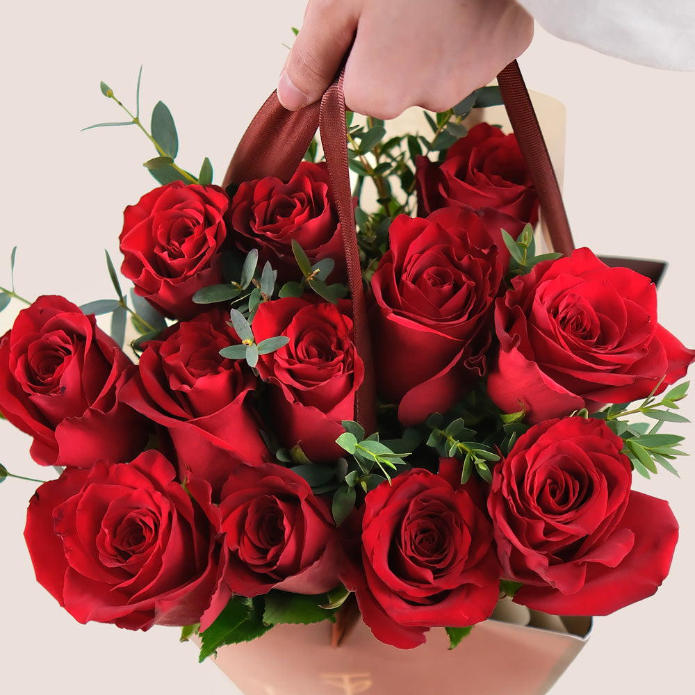 باقة عيد الحب – اثنتا عشرة وردة حمراء – رومانسية خالدة في كل زهرة