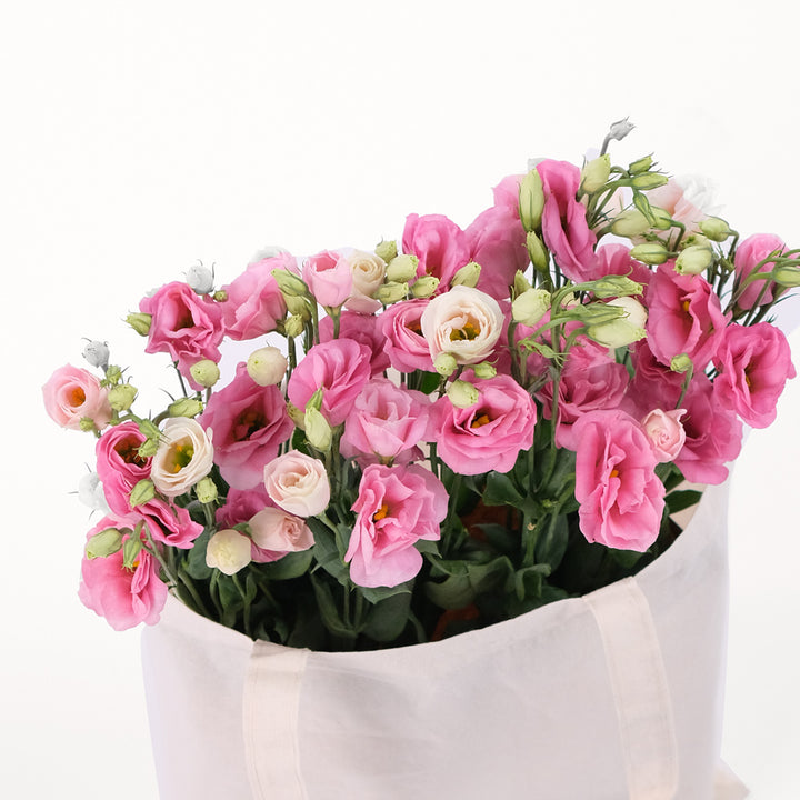 باقة زهور ليسيانثوس الوردية في حقيبة توت باق من تويقز