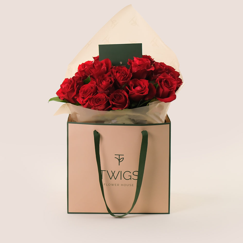 Premium Flowers Hand Bouquet – Timeless Romance in a Chic Gift Bag