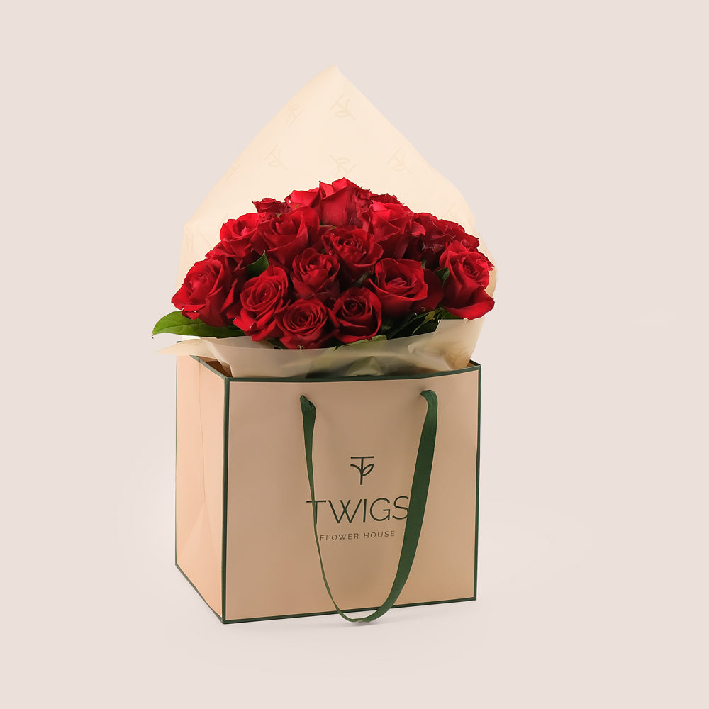 Premium Flowers Hand Bouquet – Timeless Romance in a Chic Gift Bag