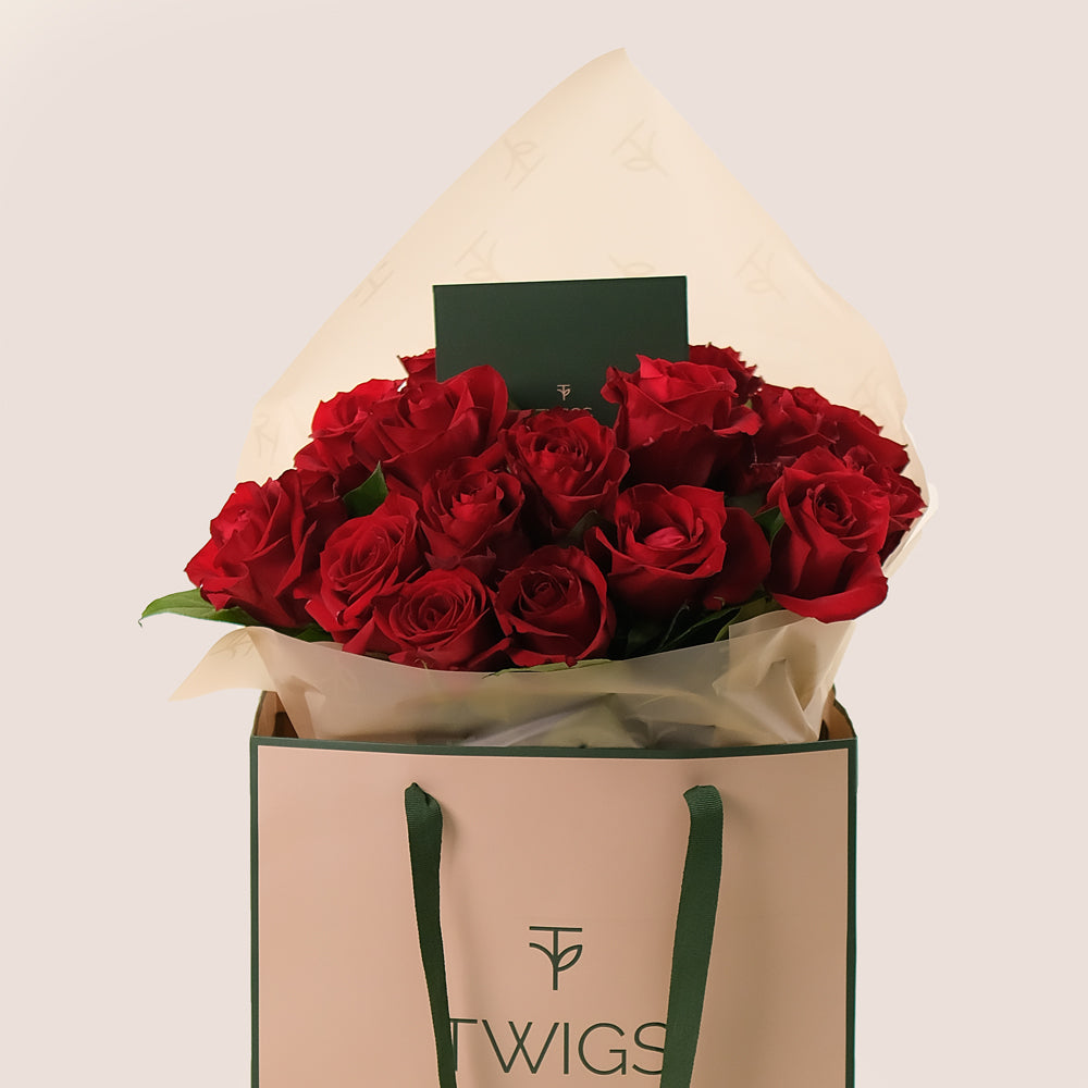 Premium Flowers Hand Bouquet – Timeless Romance in a Chic Gift Bag