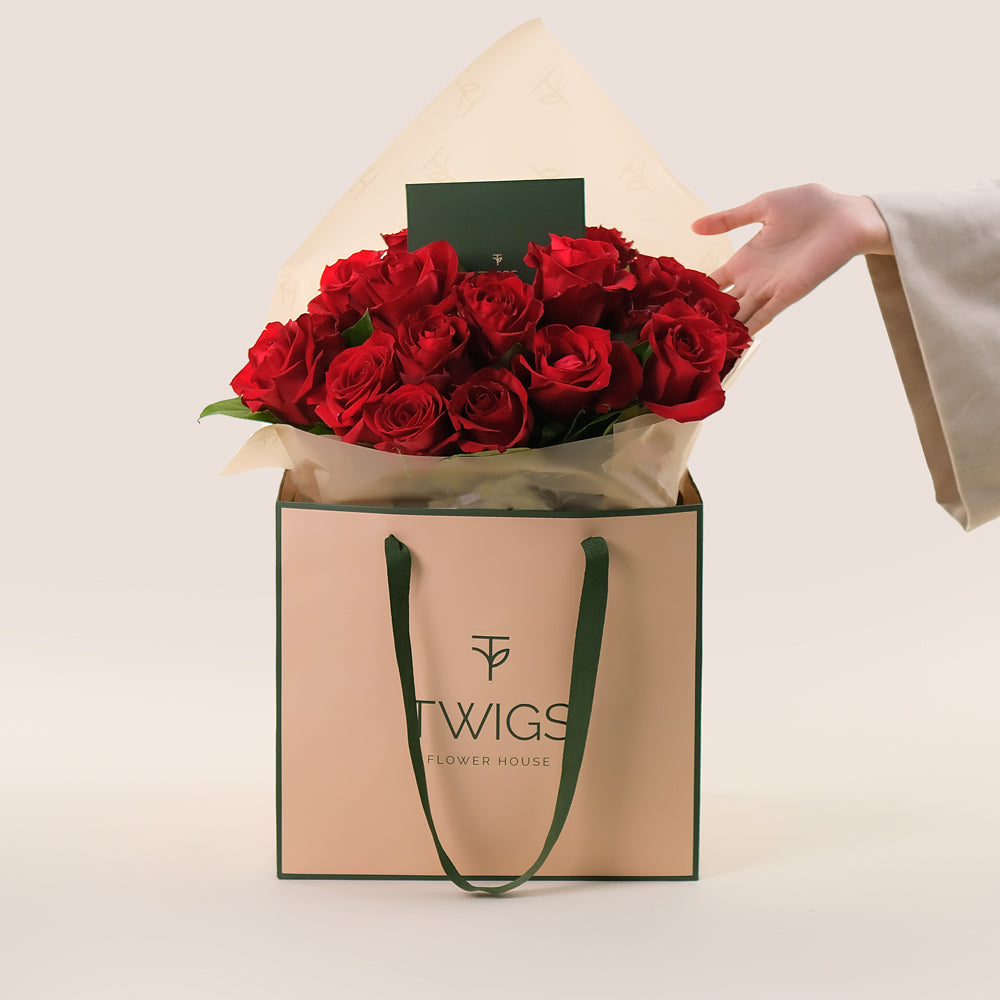 Premium Flowers Hand Bouquet – Timeless Romance in a Chic Gift Bag