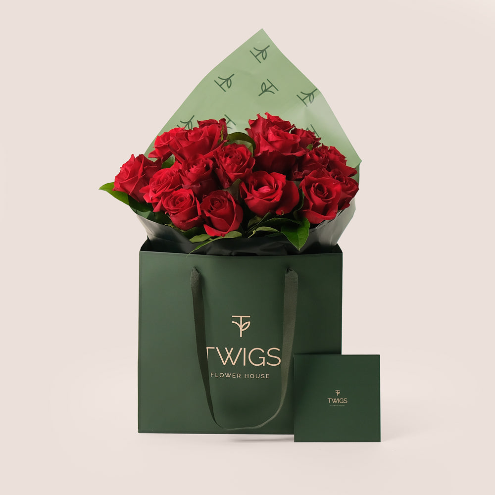 Premium Flowers Hand Bouquet – Timeless Romance in a Chic Gift Bag