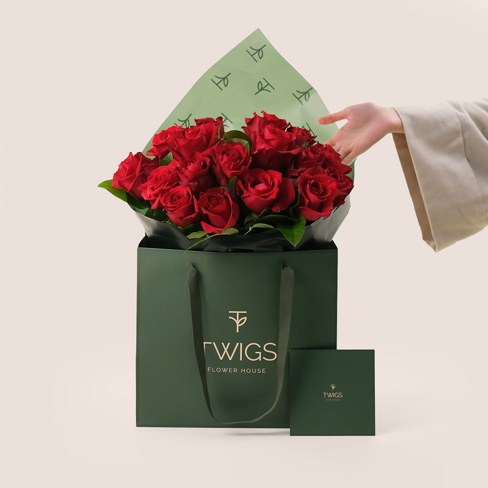 Premium Flowers Hand Bouquet – Timeless Romance in a Chic Gift Bag