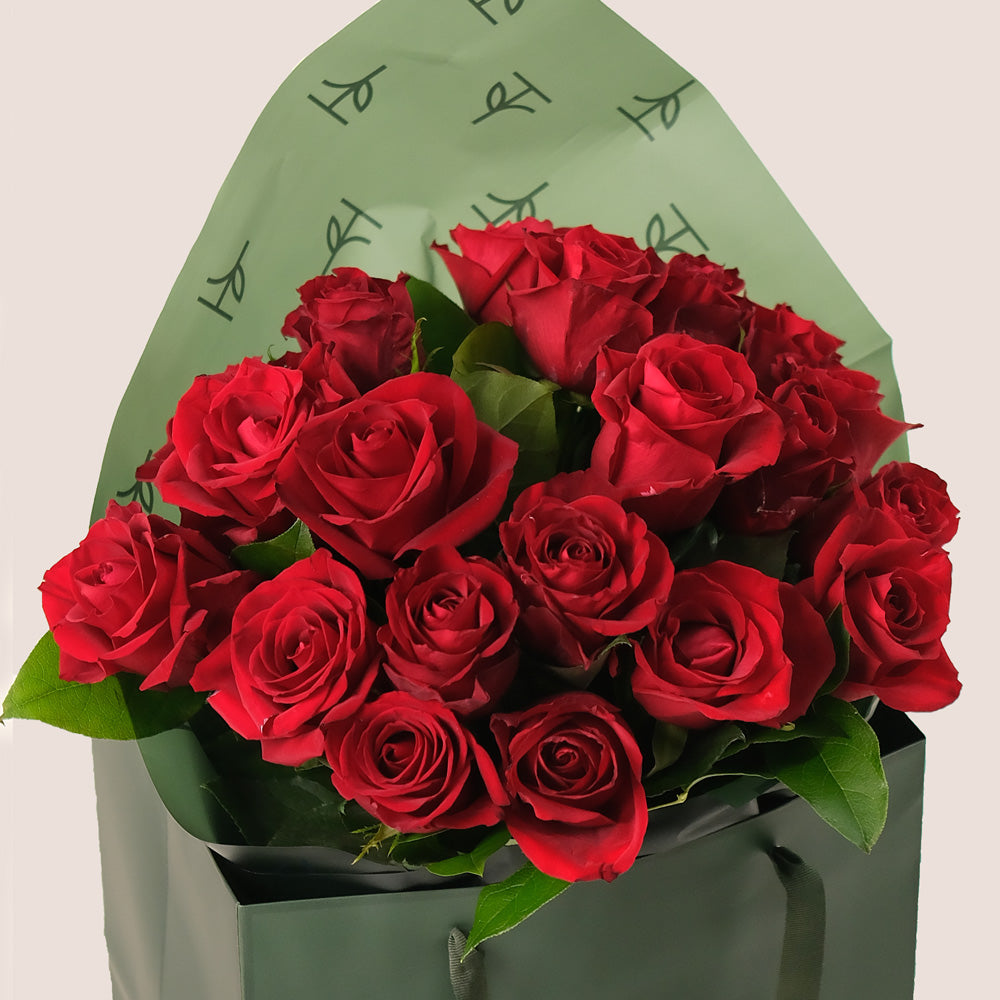 Premium Flowers Hand Bouquet – Timeless Romance in a Chic Gift Bag