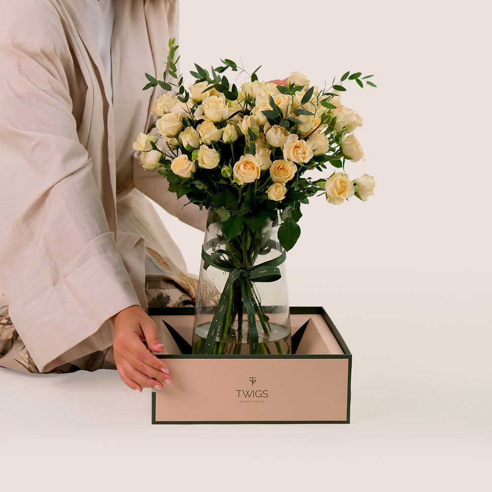 Soft Cream Salinero Roses in Flower Vase – A Dreamy and Elegant Floral Display