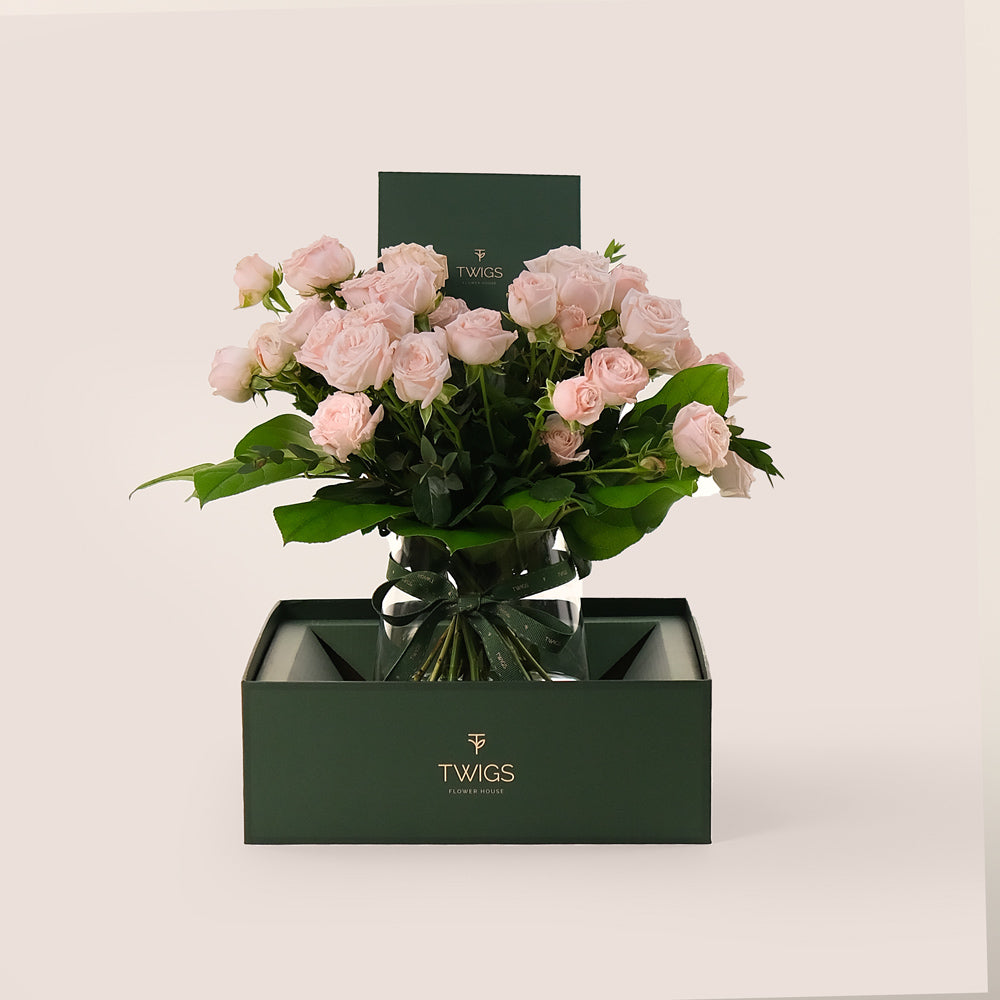 Petite Pink Elegance – Roses & Balloons Gift Set - A Thoughtful Gesture of Luxury