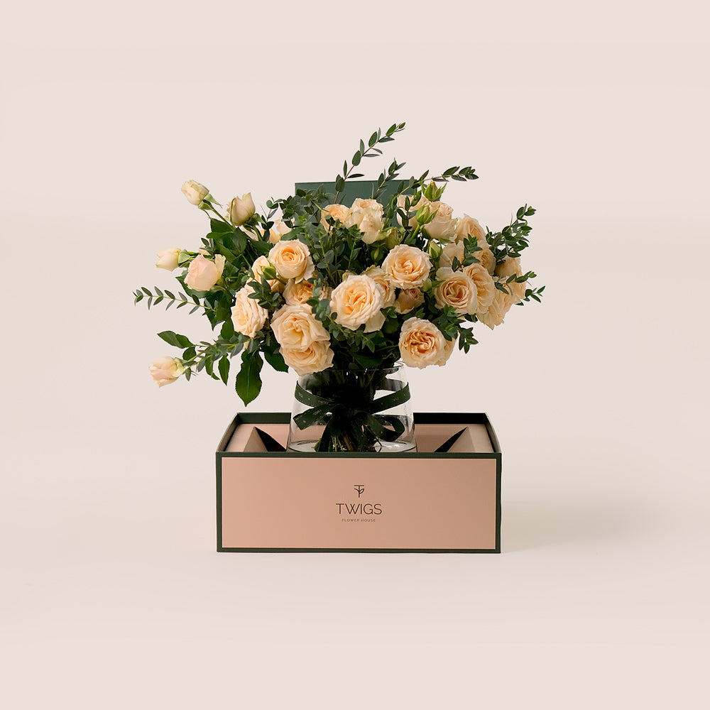 Soft Cream Salinero Roses in Petite Vase – Subtle Floral Elegance