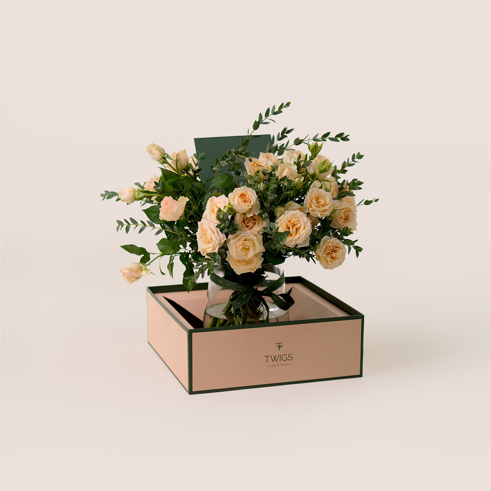 Soft Cream Salinero Roses in Petite Vase – Subtle Floral Elegance