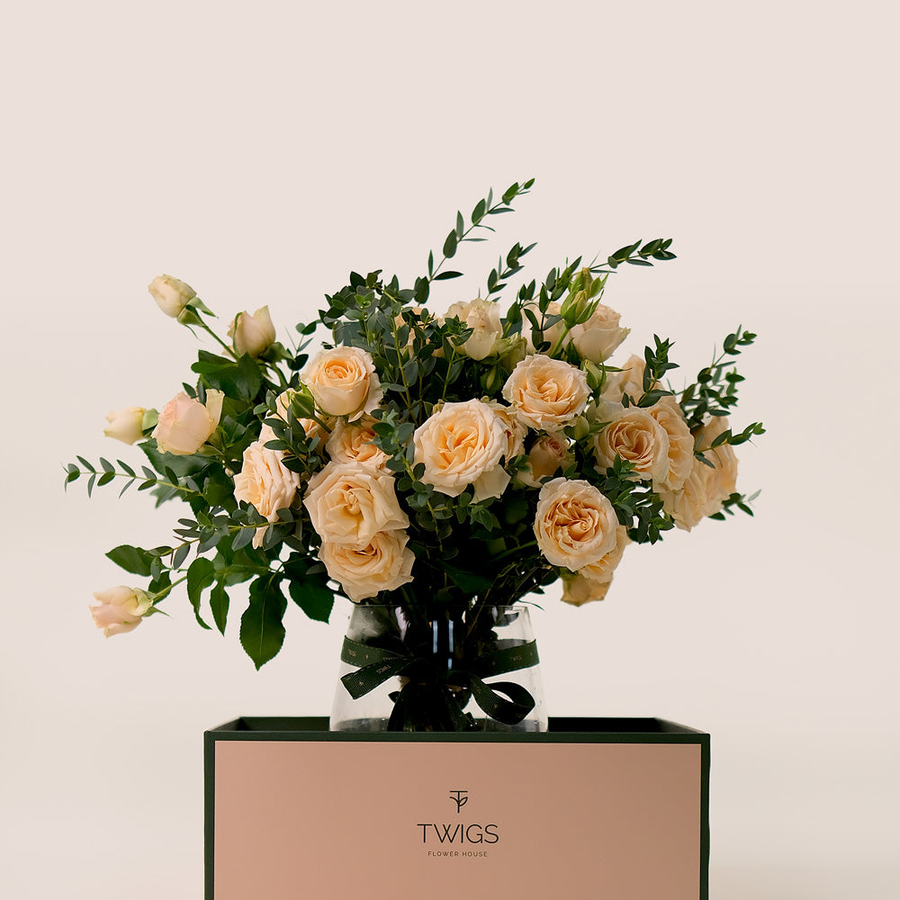 Soft Cream Salinero Roses in Petite Vase – Subtle Floral Elegance