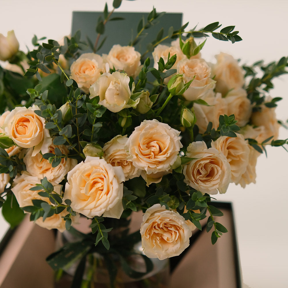 Soft Cream Salinero Roses in Petite Vase – Subtle Floral Elegance