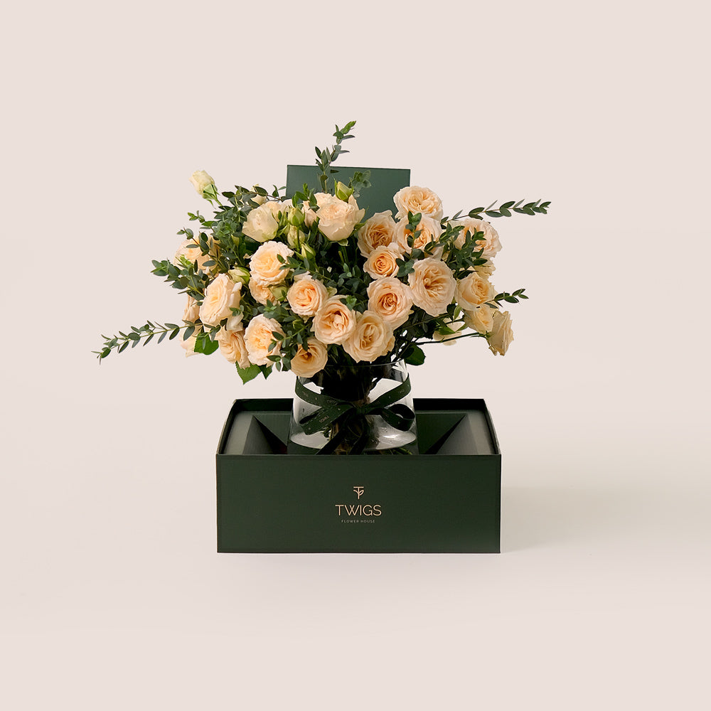 Soft Cream Salinero Roses in Petite Vase – Subtle Floral Elegance