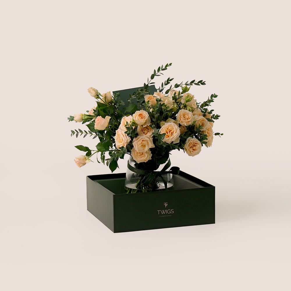 Soft Cream Salinero Roses in Petite Vase – Subtle Floral Elegance