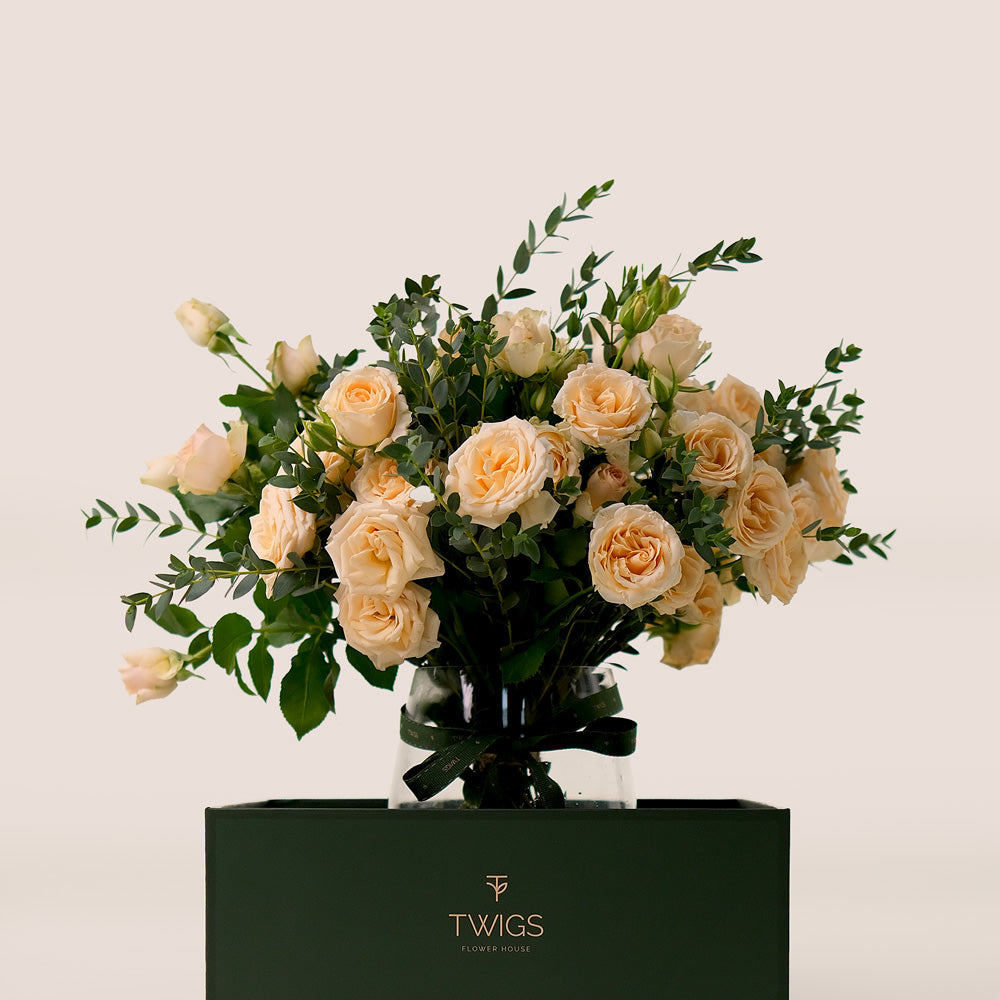 Soft Cream Salinero Roses in Petite Vase – Subtle Floral Elegance