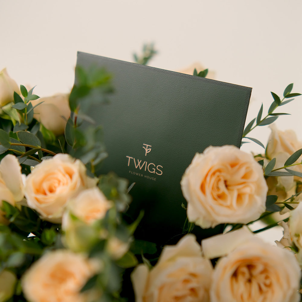 Soft Cream Salinero Roses in Petite Vase – Subtle Floral Elegance