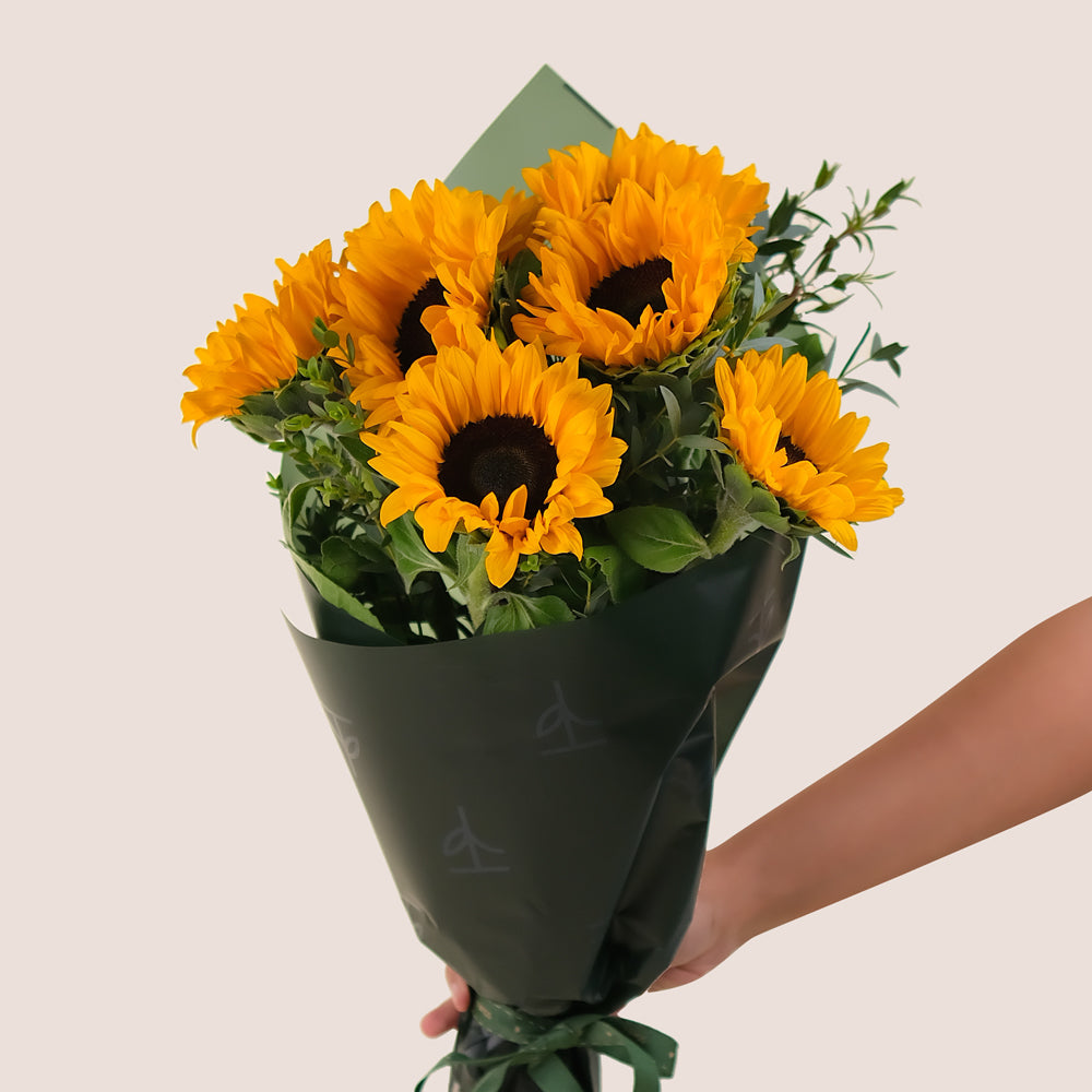 Sunflower Joy Cone – Vibrant Flowers in Chic Carry Bag