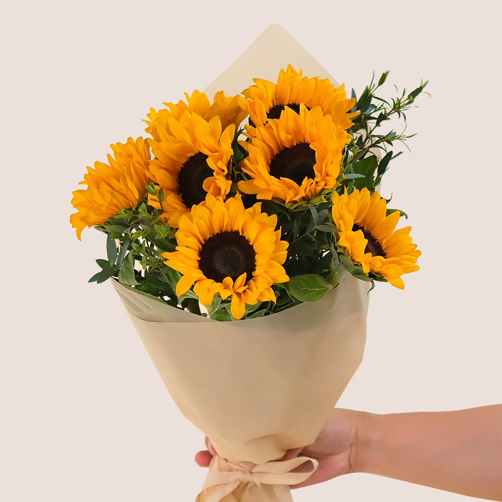 Sunflower Joy Cone – Vibrant Flowers in Chic Carry Bag