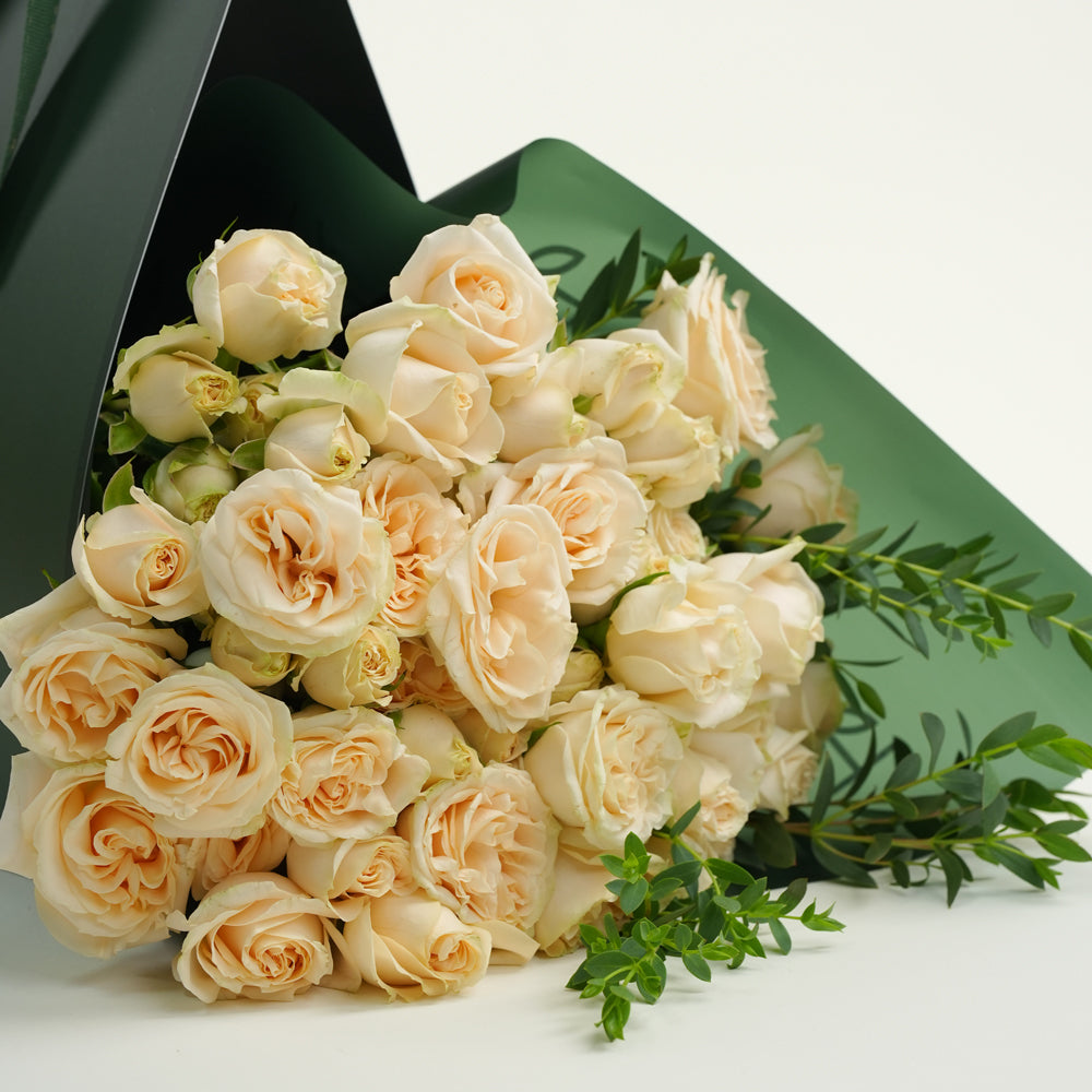 Golden Glow - Salinero Roses with Balloons & Chocolates | Elegant Gift Dubai & UAE
