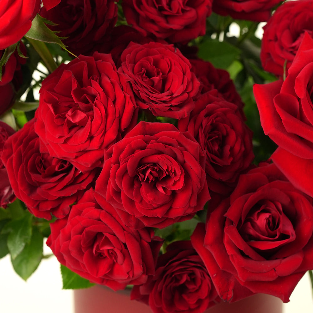 Luxury Red Roses Hat Box – Valentine’s Day Flower Delivery in UAE