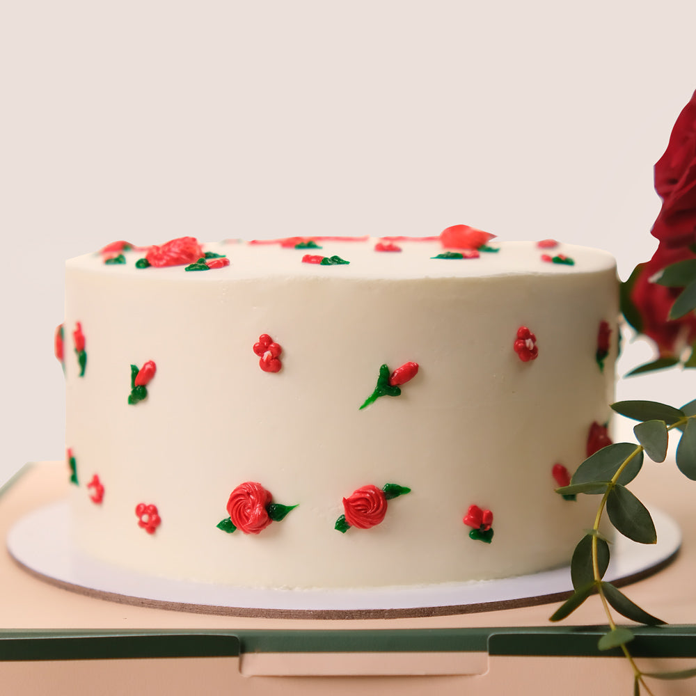 مودة عيد الحب – ورود وكيك أحبك