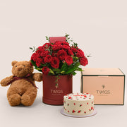 عناق الحب – ورود حمراء مع دمية وكيك عيد الحب – مفاجأة رومانسية