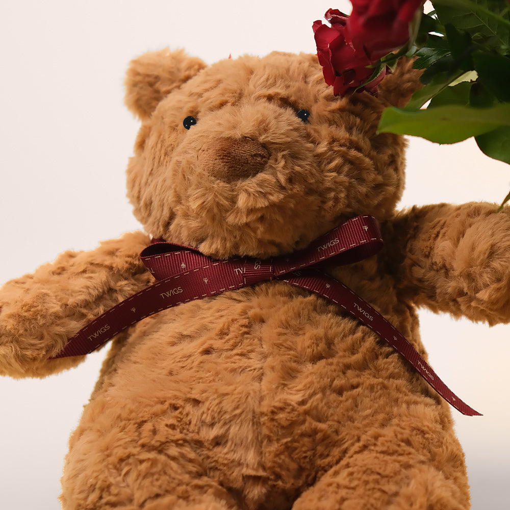 عناق الحب – ورود حمراء مع دمية وكيك عيد الحب – مفاجأة رومانسية