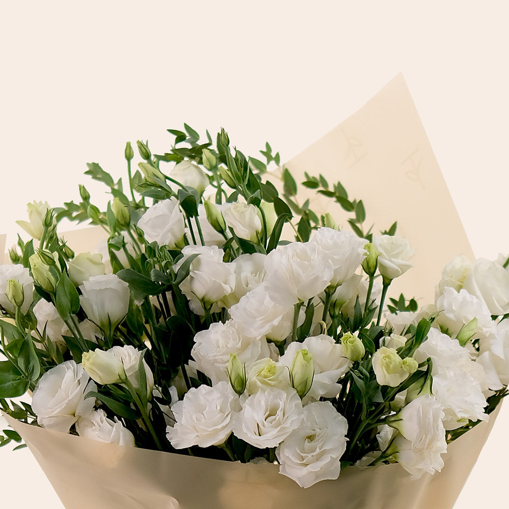 White Lisianthus Hand Bouquet – A Pure and Elegant Gift– A Timeless Flower Arrangement