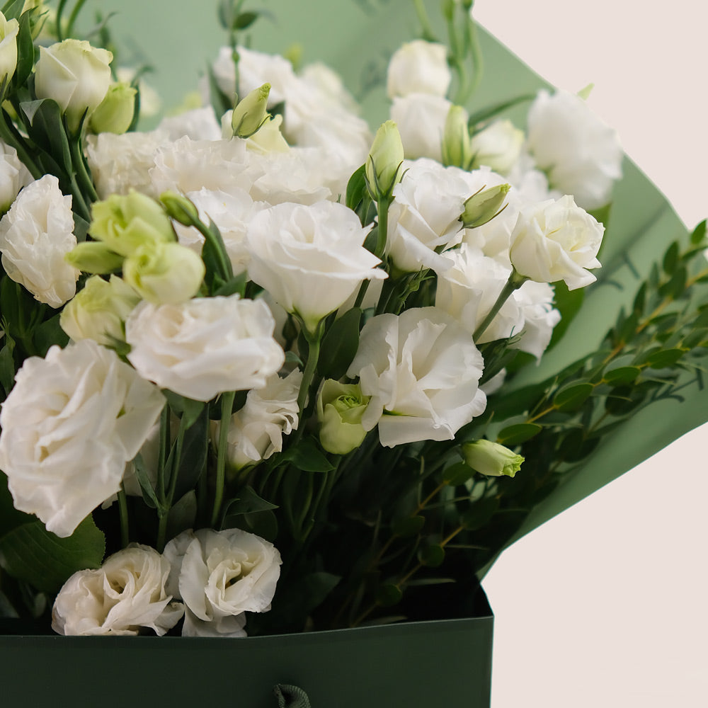 White Lisianthus Hand Bouquet – A Pure and Elegant Gift– A Timeless Flower Arrangement