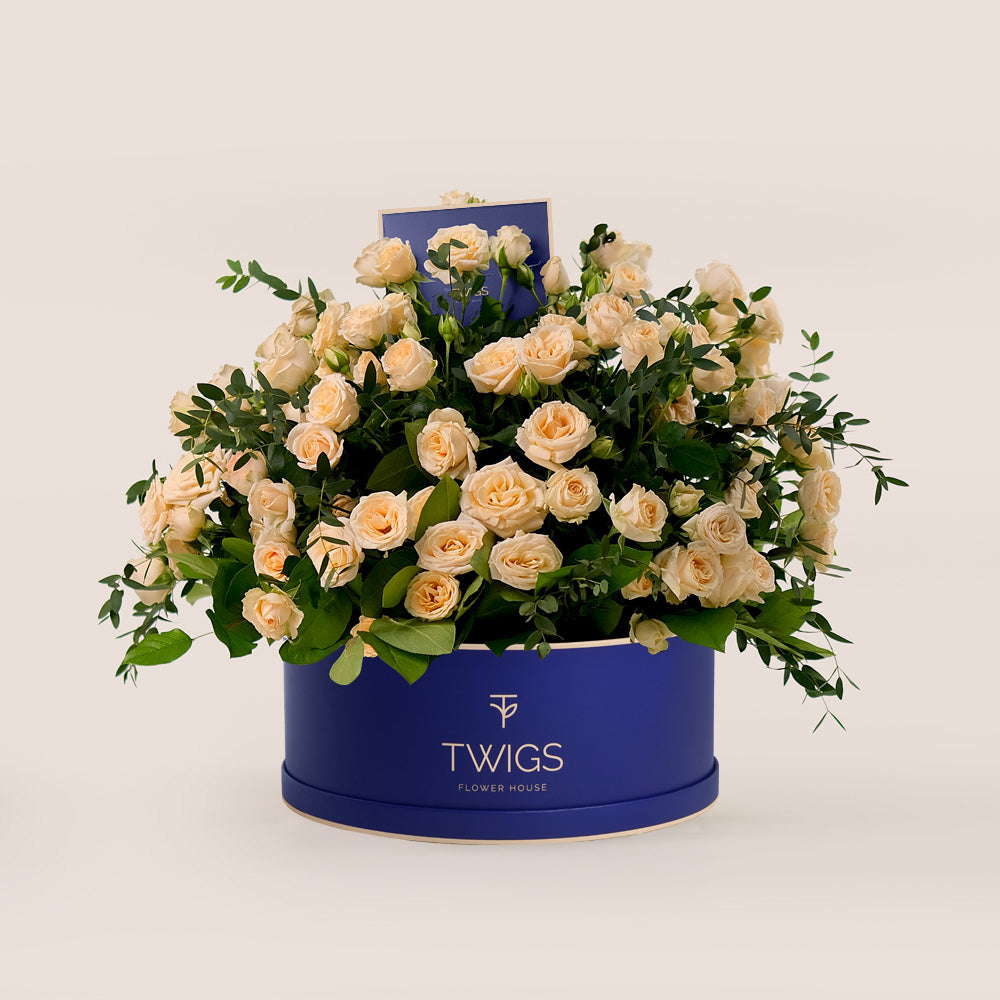 Grande Salinero Spray Roses Round Box– Timeless Beauty in Soft Cream Shade