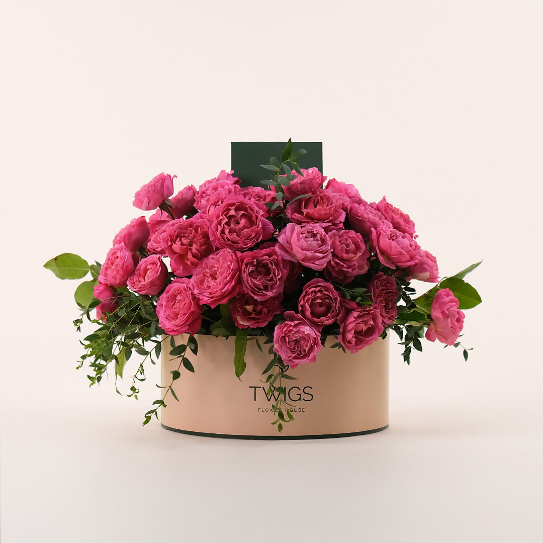 Grande Julieta Cerise Roses Round Box – A Luxurious Display of Vibrant Beauty