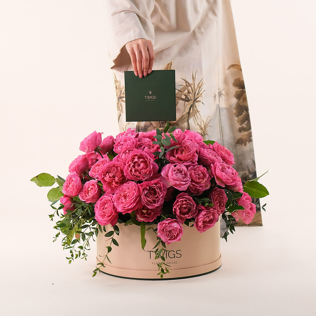 Grande Julieta Cerise Roses Round Box – A Luxurious Display of Vibrant Beauty