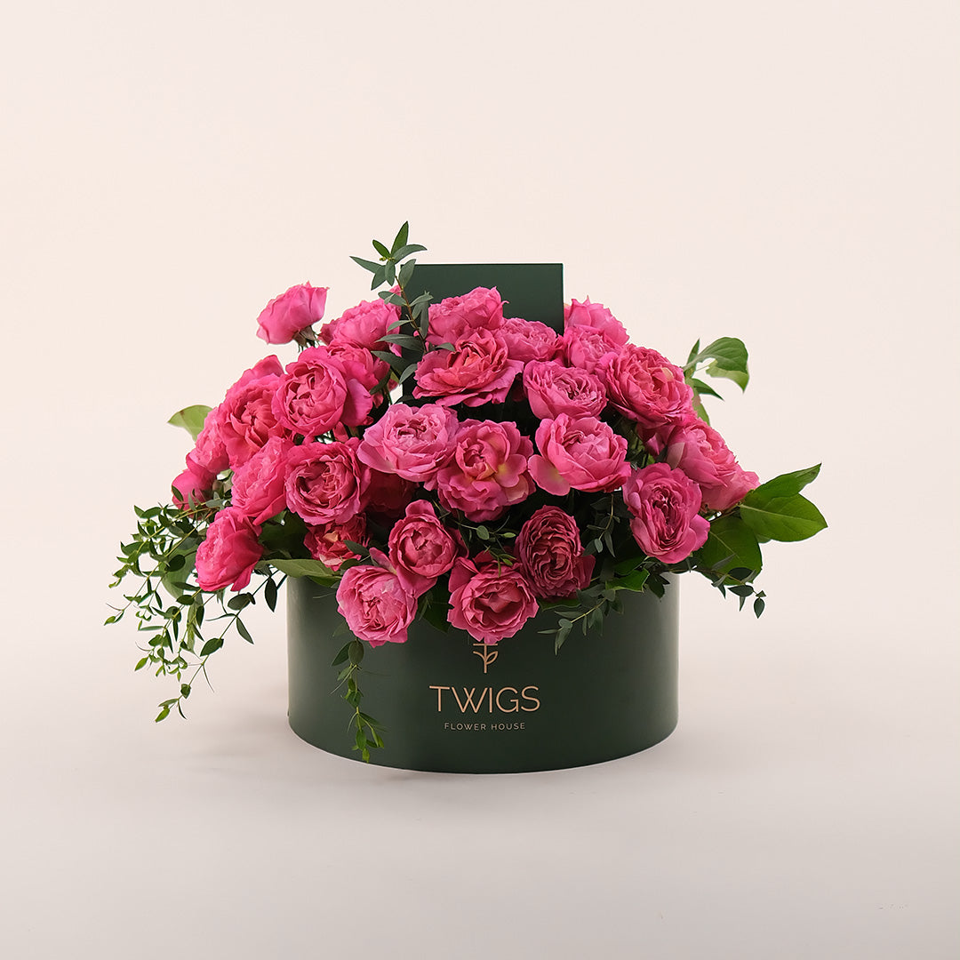 Grande Julieta Cerise Roses Round Box – A Luxurious Display of Vibrant Beauty