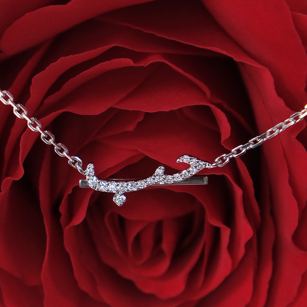 “Hob” Pavé Diamond - Necklace  قلادة  "حب" مرصّعة بالماس & Premium Red Roses Bunch Bouquet
