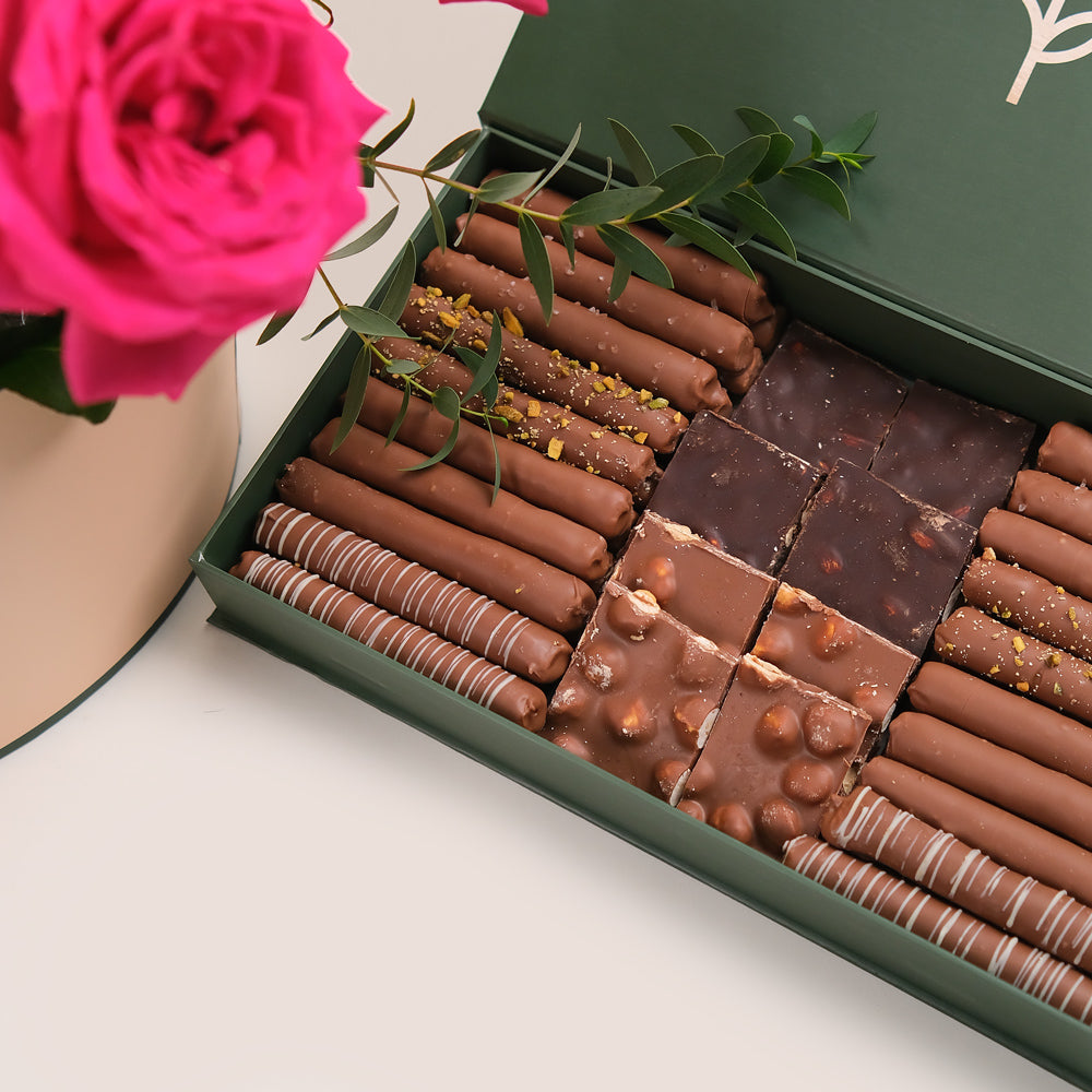 Grande Pink Round Box Indulgence Bundle – Roses & Handcrafted Chocolate Assortment – A Luxurious Pairing of Beauty and Flavor