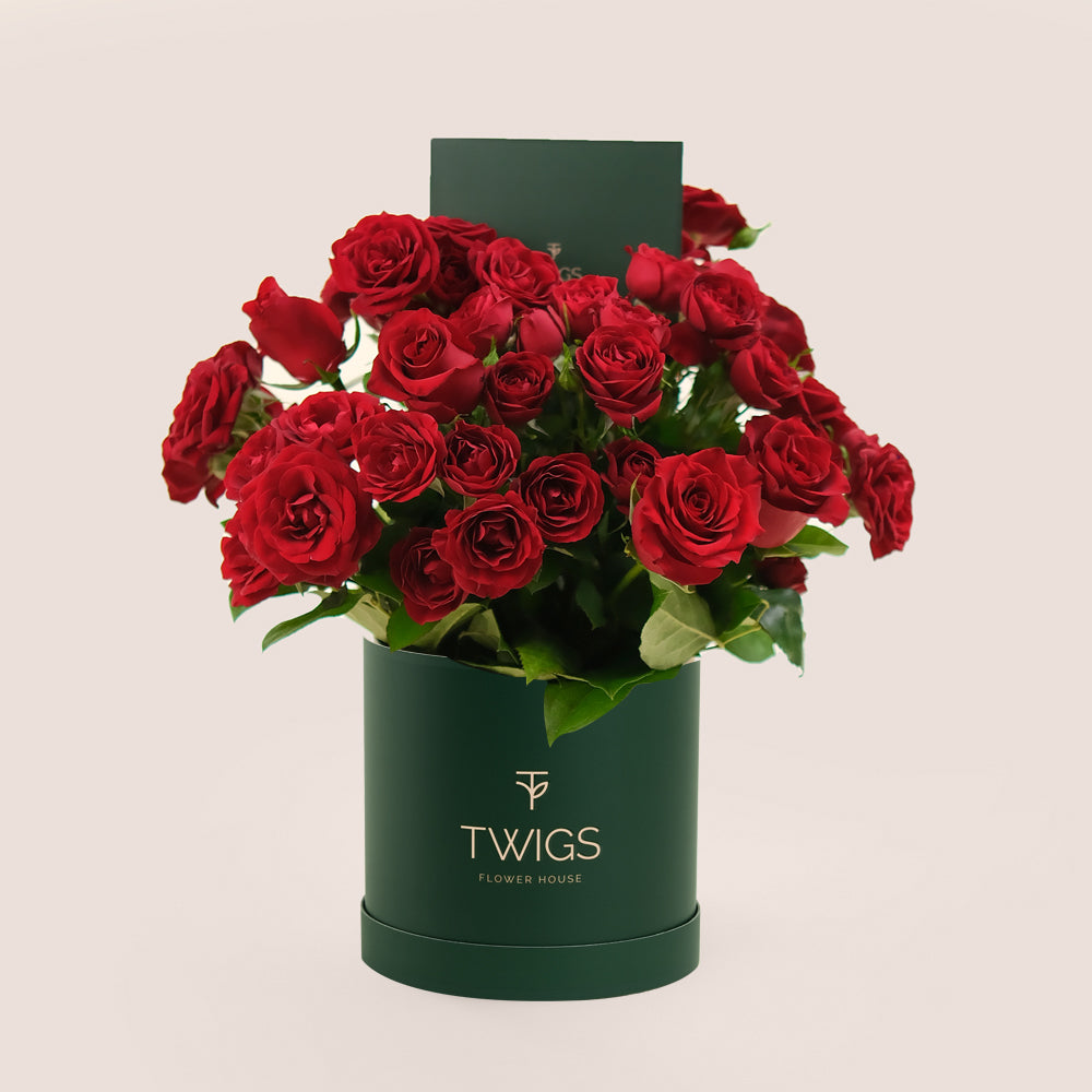 Deluxe Red Roses Round Box – A Bold and Elegant Statement of Red Roses